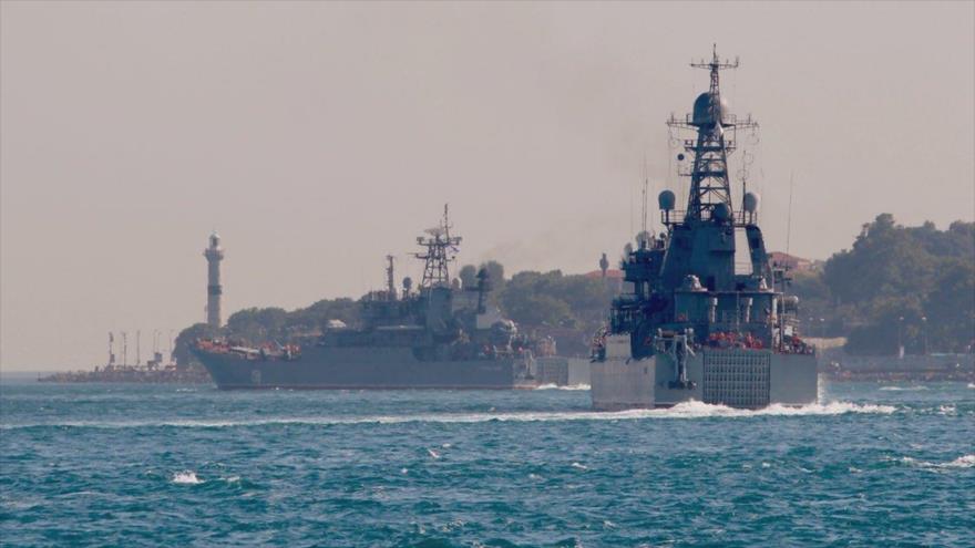 Buques rusos BSF Ropucha, de clase LSTM Tsezar, y Ropucha Azov 151 cruzan el estrecho del Bósforo rumbo a las costas sirias, 13 de junio de 2019.