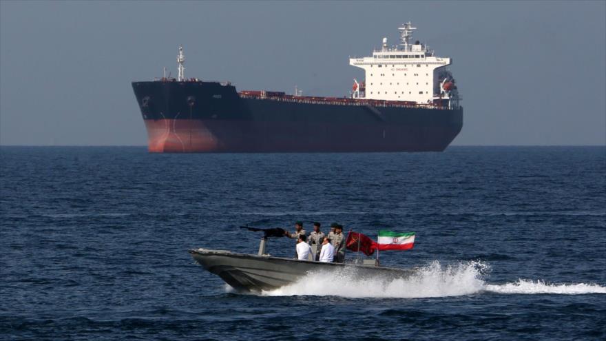 Fuerzas iraníes desplegadas en el estrecho Ormuz, sur de Irán, en el marco del Día Nacional del Golfo Pérsico, 30 de abril de 2019. (Foto: AFP)