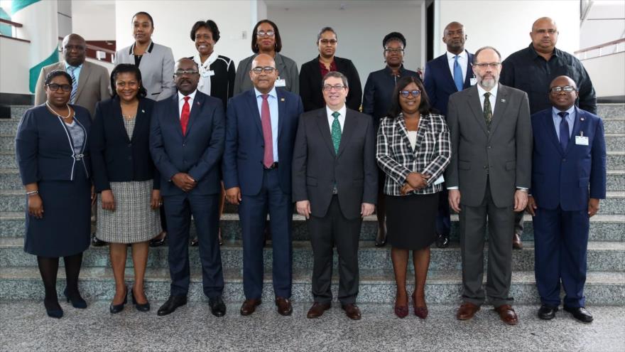  Cancilleres de la Caricom y Cuba y posan para una foto después de la apertura de una reunión en Guyana, 14 de junio de 2019.