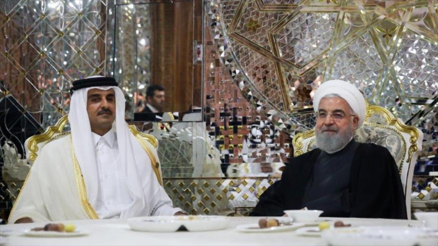Presidente iraní, Hasan Rohani, y el emir catarí el sheij Tamim bin Hamad Al Zani en una reunión en Dusambé, capital tayika, 15 de junio de 2019.