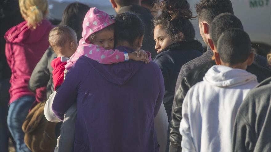 Migrantes detenidos en la ciudad El Paso en Texas (EE.UU.), 2 de junio de 2019. (Foto: AFP)