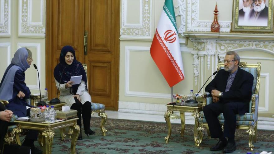 El presidente del Parlamento iraní, Ali Lariyani, reunido con la legisladora francesa Marielle de Sarnez en Teherán, 15 de junio de 2019. (Foto: ICANA)