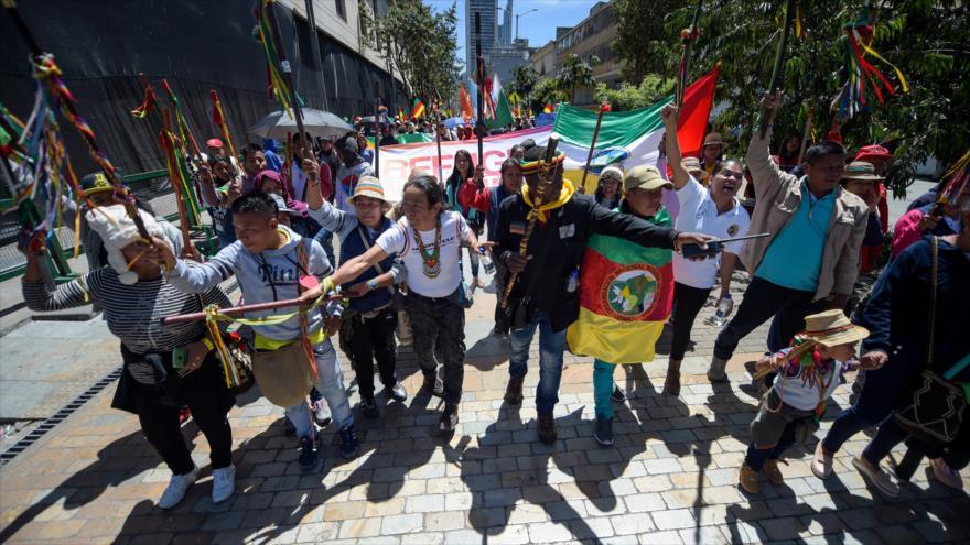 Líderes sociales se manifiestan contra las políticas del presidente colombiiano, Iván Duque, contra los indígenas, 1 de mayo de 2019. (Foto: AFP)