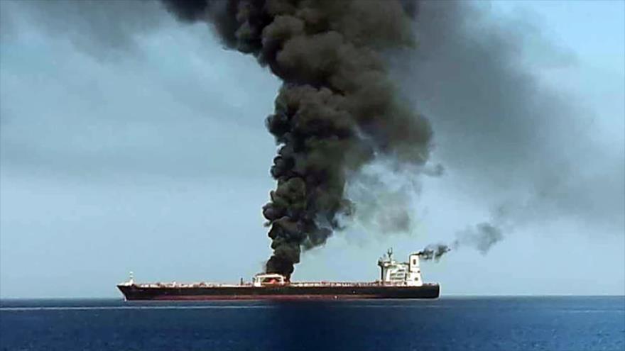 Un buque cisterna se quema luego de haber sufrido un siniestro por causas desconocidas en el mar de Omán, 13 de junio de 2019. (Foto: AFP)