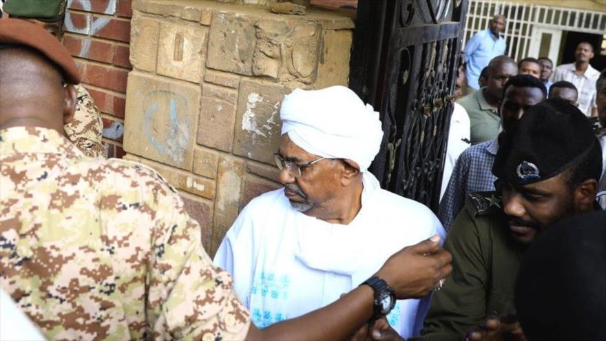 Vídeo: Primera aparición pública del derrocado Al-Bashir en Sudán