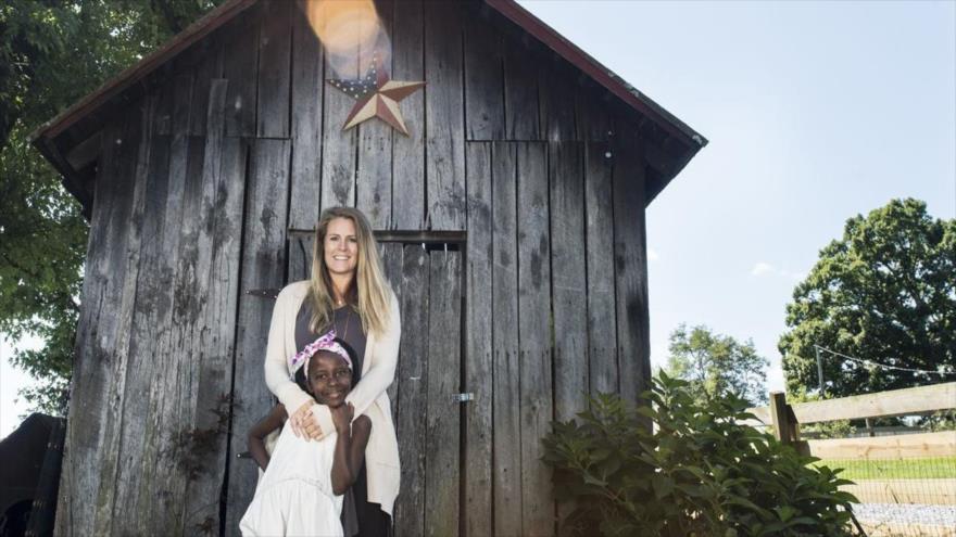 Renee Bach, una misionera estadounidense acusada de matar a 100 niños en Uganda.