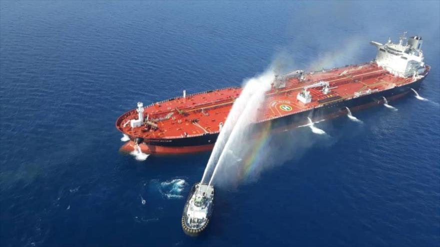Un barco de la Marina iraní intenta apagar incendio en un petrolero después de que fue atacado en el mar de Omán, el 13 de junio de 2019.