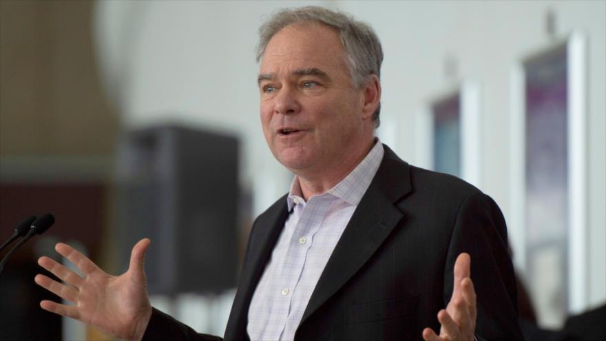 Tim Kaine, senador demócrata de EE.UU. por estado de Virginia (este), habla en una rueda de prensa en Arlington, Virginia, 24 de enero de 2019. (Foto: AFP)