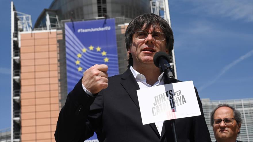 El expresidente catalán Carles Puigdemont ofrece una rueda de prensa frente a la sede de la Comisión Europea en Bruselas, 24 de mayo de 2019. (Foto: AFP)