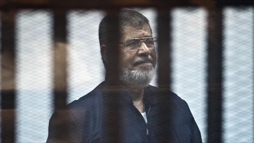 El expresidente egipcio Muhamad Mursi, durante la sesión del juicio en un tribunal ubicado en El Cairo, la capital, 16 de junio de 2015. (Foto: AFP)