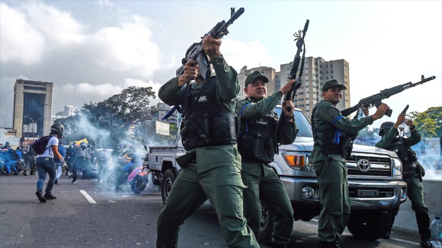 Militares desertores venezolanos disparan al aire cerca de la base militar La Carlota, en Caracas (capital), 30 de abril 2019. (Foto: AFP)