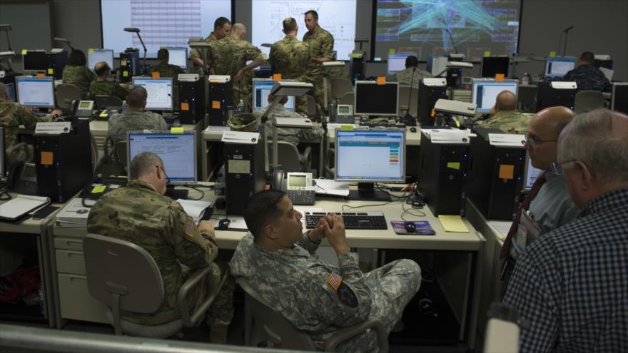 Militares estadounidenses durante un ejercicio cibernético en el estado de Virginia (este), 16 de junio de 2016.