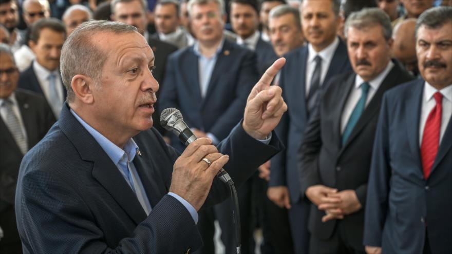 El presidente de Turquía, Recep Tayyip Erdogan, en una ceremonia en honor al fallecido expresidente egipcio Muhamad Mursi, 18 de junio de 2019. (Foto: AFP)