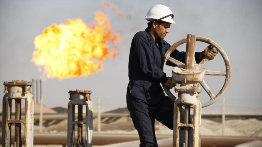 Un empleado trabaja en el yacimiento petrolífero de West Qurna 1, en la provincia de Basora, en el sureste de Irak. (Foto: Reuters)