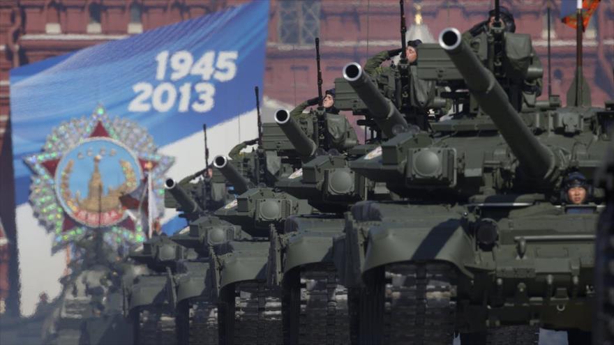 Un desfile de tanques rusos en el Día de Victoria, Plaza Roja, Moscú (capital).