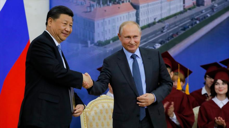 El presidente ruso, Vladimir Putin (dcha.) y su homólogo chino, Xi Jinping, al margen del Foro de San Petersburgo, 6 de junio de 2019. (Foto: AFP)