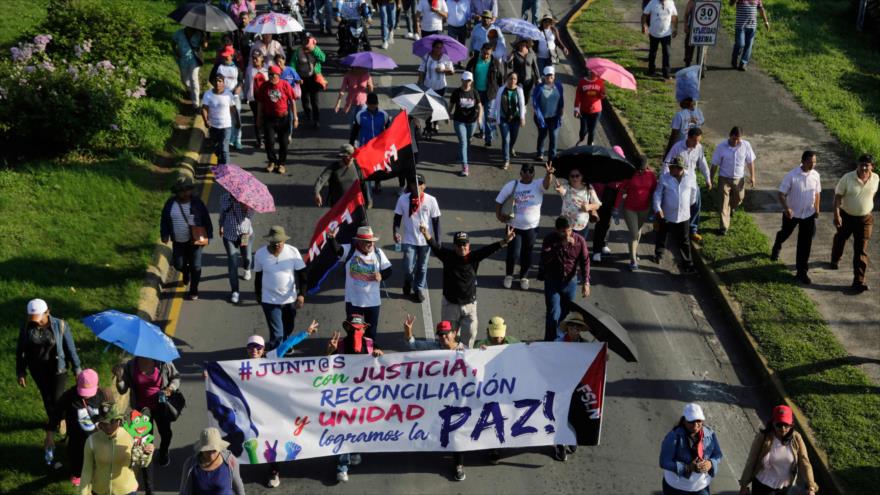 Los ciudadanos nicaragüenses salen a las calles para mostrar su apoyo al presidente de este país, Daniel Ortega, 10 octubre de 2018. (Foto: AFP) 