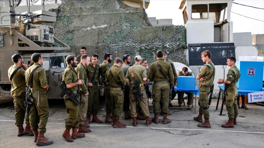 Soldados israelíes en la base militar Erez, ubicada en el sur de los territorios ocupados palestinos, cerca de Gaza, 7 de abril de 2019. (Foto: AFP)