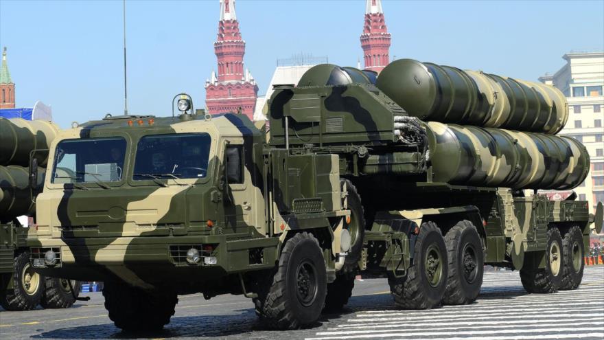 Sistemas de defensa aérea S-400 de Rusia durante un desfile en Moscú, capital rusa.