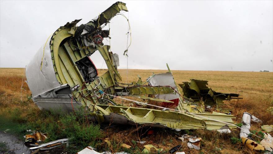 Una parte del avión MH17 de Malaysia Airlines en el lugar del accidente en la aldea ucraniana de Hrabove, 9 de septiembre de 2014. (Foto: AFP)
