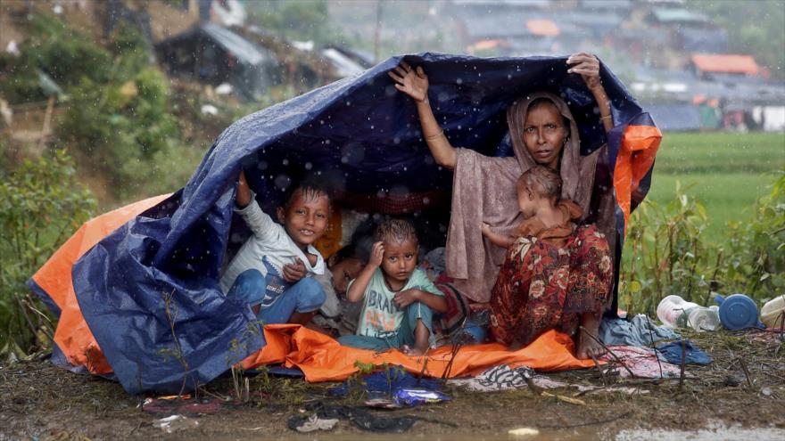 Refugiados Rohingya se protegen de la lluvia en un campo en Bangladesh, 17 de septiembre de 2017. (Foto: Reuters)