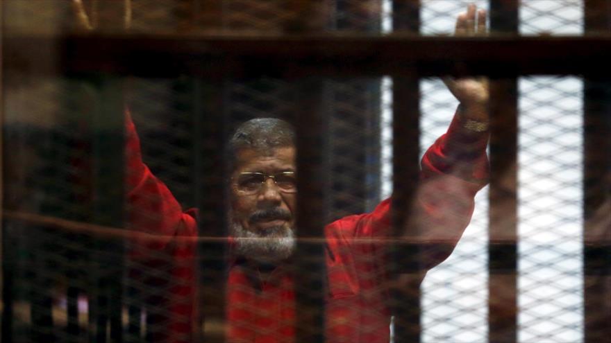 El expresidente de Egipto Muhamad Mursi en una sesión del juicio en su contra en El Cairo, capital egipcia, 18 de junio de 2016.