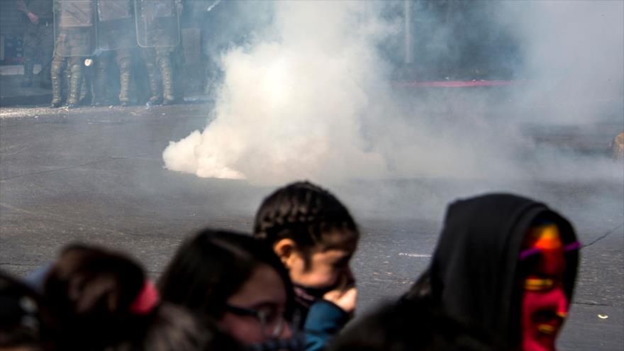 Carabineros reprimen con armas manifestación estudiantil en Chile