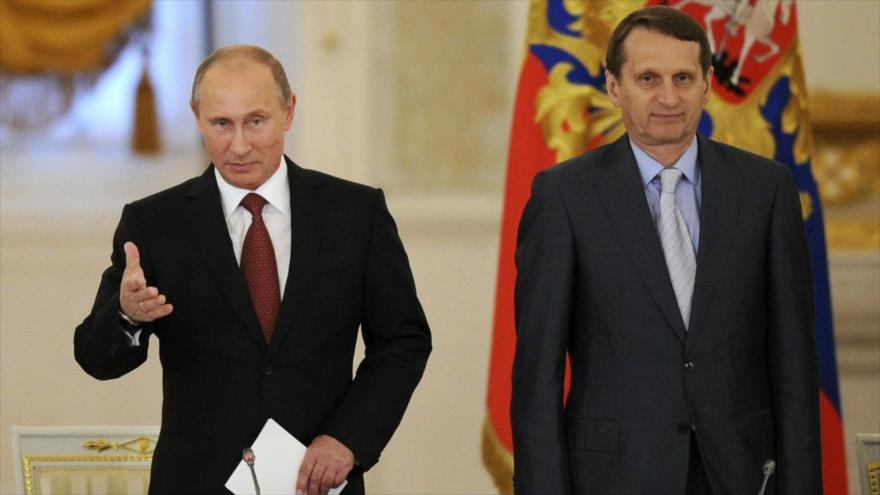 El presidente de Rusia, Vladimir Putin (izq.), junto al director del Servicio de Inteligencia Exterior ruso, Serguéi Narishkin.