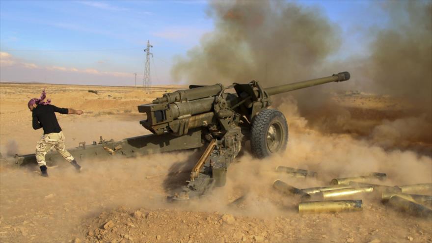 Tropas sirias disparan contra posiciones de los terroristas cerca de Mahin, Siria, 30 de enero de 2016.