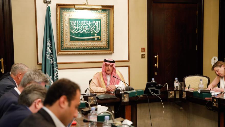 Canciller saudí Adel al-Yubeir habla en una rueda de prensa en la embajada del reino árabe en Londres, 20 de junio de 2019. (Foto: AFP)
