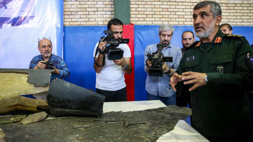 El comandante de la División Aeroespacial del CGRI de Irán visita los restos del dron espía de EEUU, 21 de junio de 2019. (Foto: Tasnim)