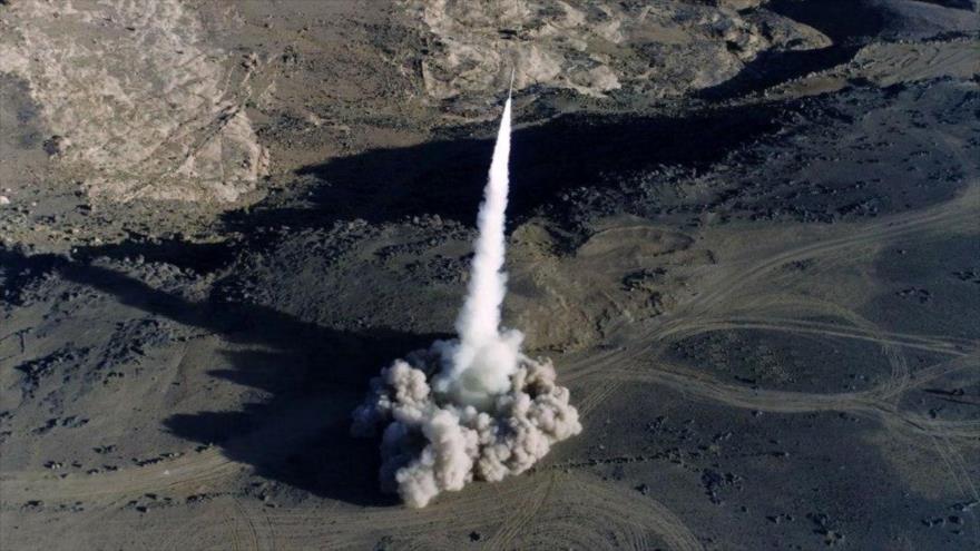El Ejército de Yemen dispara un misil balístico de corto alcance modelo Badr-1.
