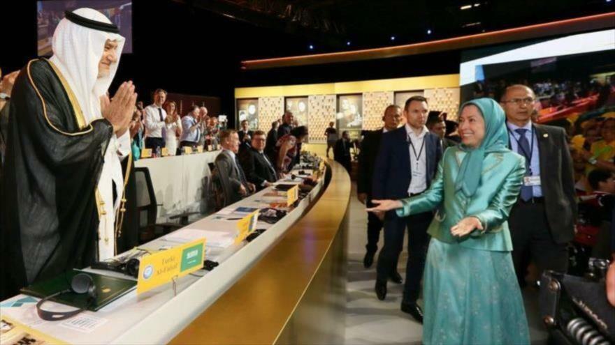 La jefa del grupo terrorista MKO, Maryam Rayavi, saluda al príncipe saudí Turki bin Faisal Al Saud en Francia, julio de 2016.