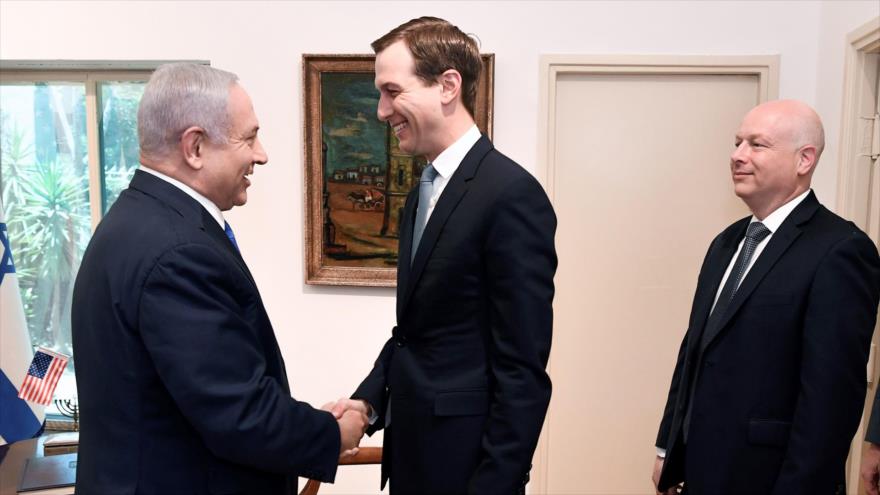 Jared Kushner, asesor y yerno del presidente de EE.UU. (centro), saluda al premier israelí, Benjamín Netanyahu, 30 de mayo de 2019. (Foto: AFP)