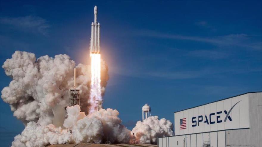 El lanzamiento de un cohete Falcon Heavy de SpaceX en Cabo Cañaveral, Florida, EE.UU.
