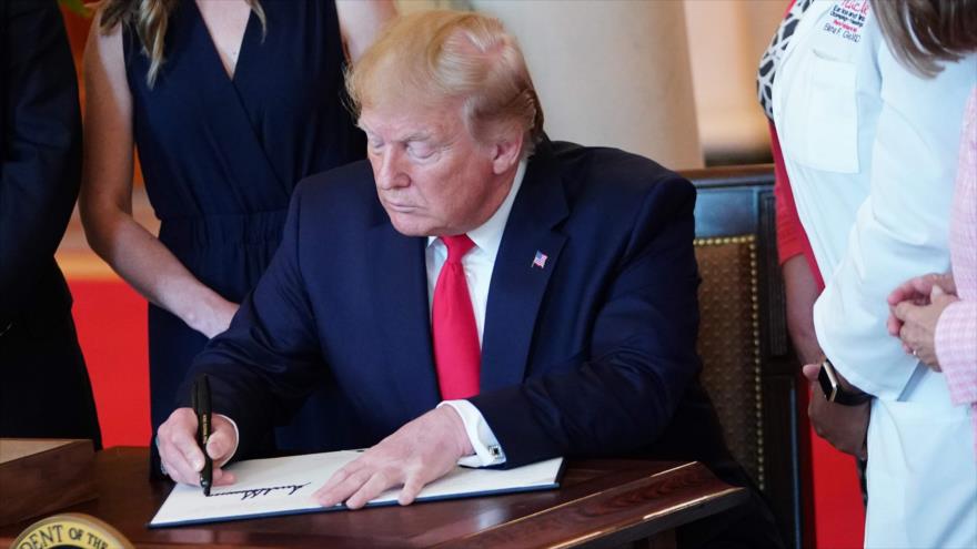 El presidente de EE.UU., Donald Trump, firma una orden ejecutiva en la Casa Blanca, 24 de junio de 2019. (Foto: AFP)
