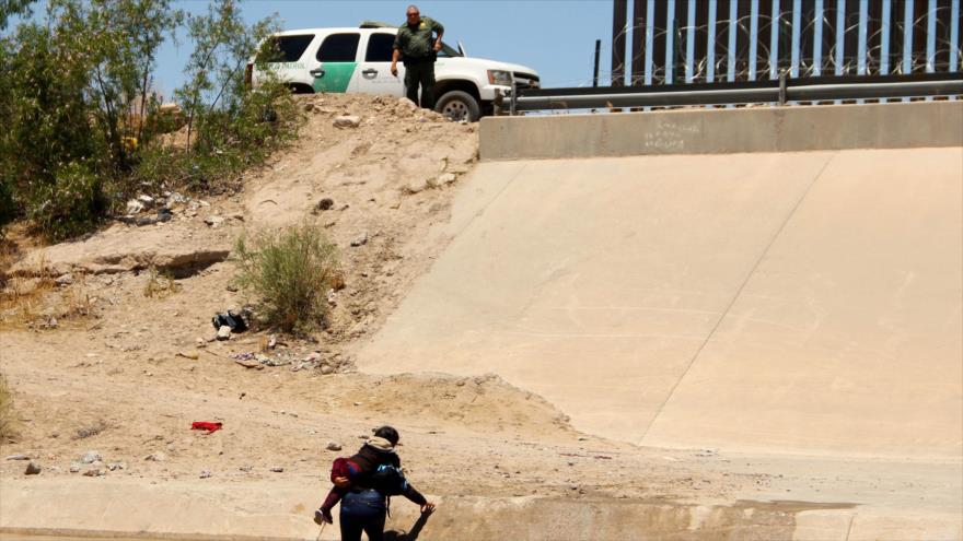 Agente de EE.UU., en alerta ante intentos de una mujer y una niña migrantes para cruzar el Río Bravo en el lado mexicano, 12 de junio de 2019. (Foto: AFP)