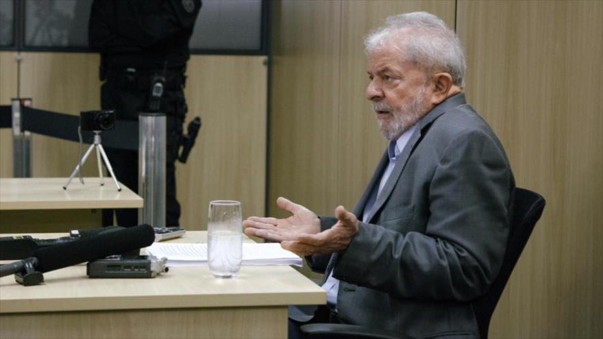 El expresidente de Brasil Luiz Inácio Lula da Silva en la sede de la Policía Federal en Curitiba, estado de Paraná, 26 de abril de 2019. (Foto: AFP)