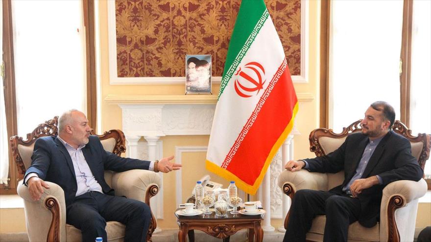 El director para Asuntos Internacionales del Parlamento iraní (dcha.) en una reunión con Naser Abu Sharif, Teherán, 26 de junio de 2019. (Foto: ICANA)