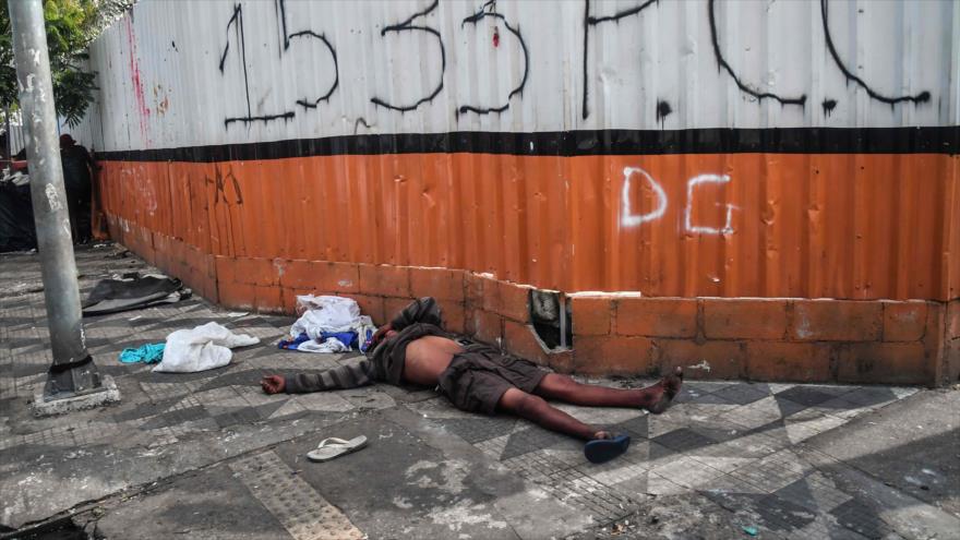 Un adicto a las drogas tirado en una calle en la ciudad brasileña de Sao Paulo, 10 de mayo de 2019. (Foto: AFP)