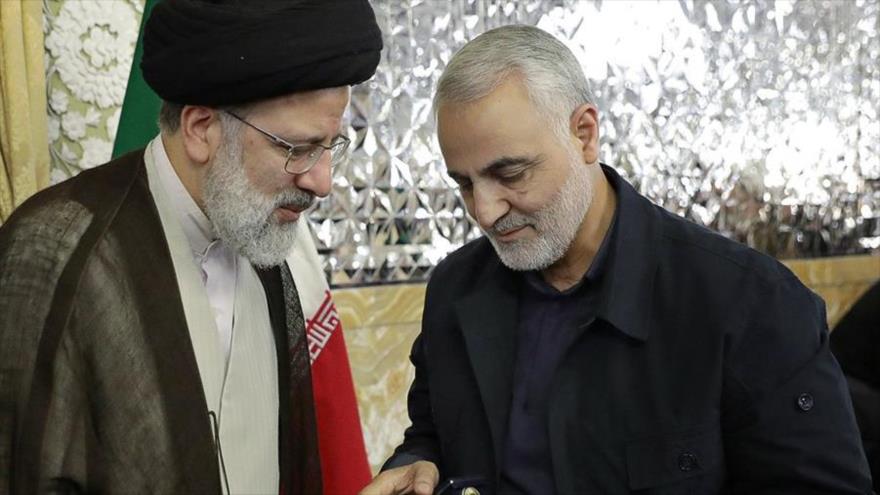 El presidente del Poder Judicial de Irán, Seyed Ebrahim Raisi (izda.), y el general Qasem Soleimani en un encuentro en la ciudad iraní de Mashad.