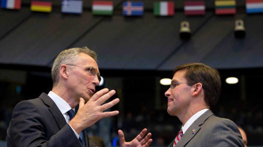El jefe del Pentágono, Mark T. Esper (drcha.), habla con el secretario general de la OTAN, Jens Stoltenberg, Bruselas, 27 de junio de 2019. (Foto: AFP)
