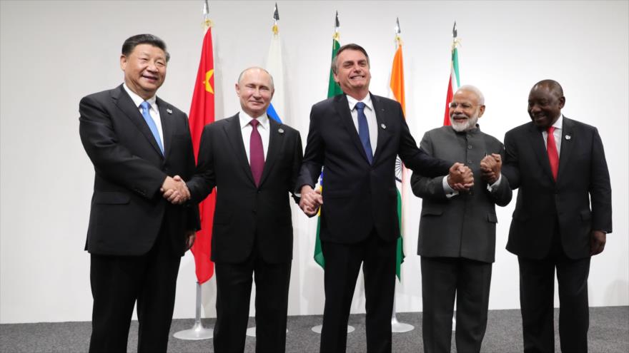Presidentes de BRICS desde izq.: Xi Jinping, Vladímir Putin, Jair Bolsonaro, Narendra Modi, y Cyril Ramaphosa, Osaka, 28 de junio d 2019. (Foto: AFP)