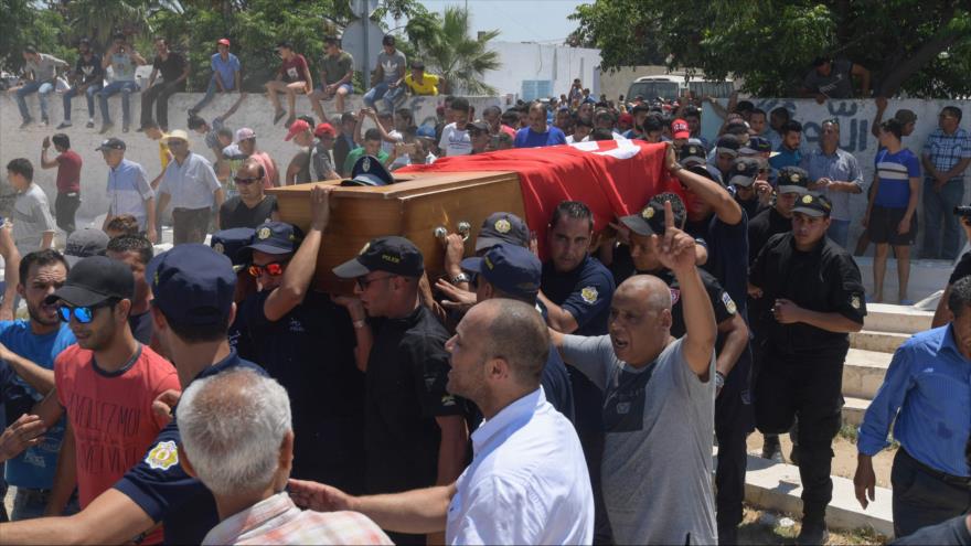 Tunecinos celebran un funeral de un agente de polícia muerto en ataques terroristas en la capital de Túnez, 28 de junio de 2019. (Foto: AFP)