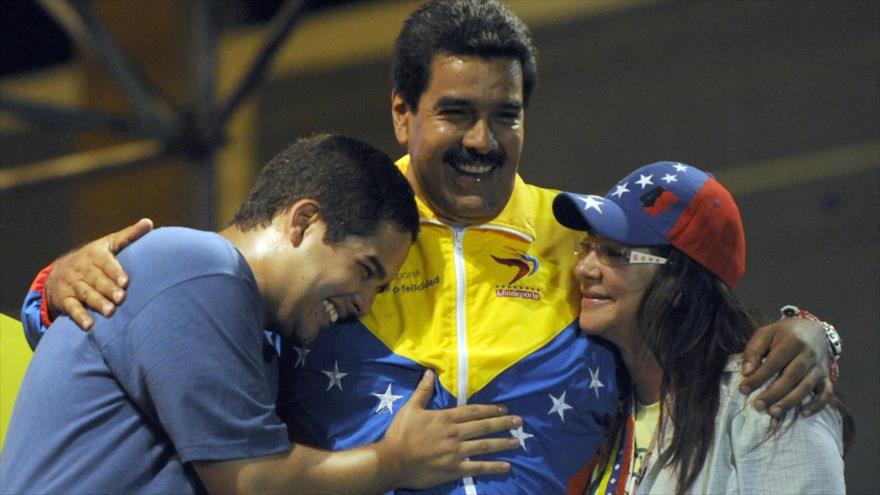 El presidente venezolano, Nicolás Maduro (C), abrazando a su esposa Cilia Flores y su hijo Nicolás Ernesto en el estado Bolívar. (Foto: AFP)