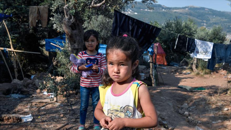 Los niños refugiados recién llegados en un campamento improvisado en la isla egea en Grecia, 18 de junio de 2019. (Foto: AFP)