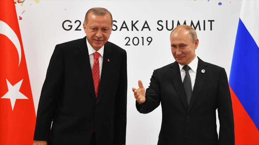 El presidente turco, Recep Tayyip Erdogan (Izq.), y su par ruso, Vladímir Putin, reunidos en marco de la cumbre G20 en la ciudad japonesa de Okasa, 29 de junio de 2019. (Foto: AFP)