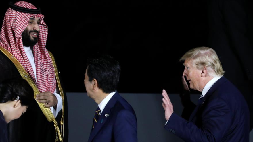 El presidente de EE.UU., Donald Trump (dcha.), y el príncipe heredero saudí, Muhamad bin Salman, en Osaka (Japón), 28 de junio de 2019. (Foto: AFP)