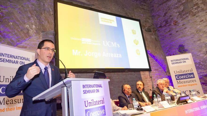 El canciller de Venezuela, Jorge Arreaza, habla en el Seminario Internacional sobre las Medidas Coercitivas Unilaterales celebrado en Viena, 28 de junio de 2019.