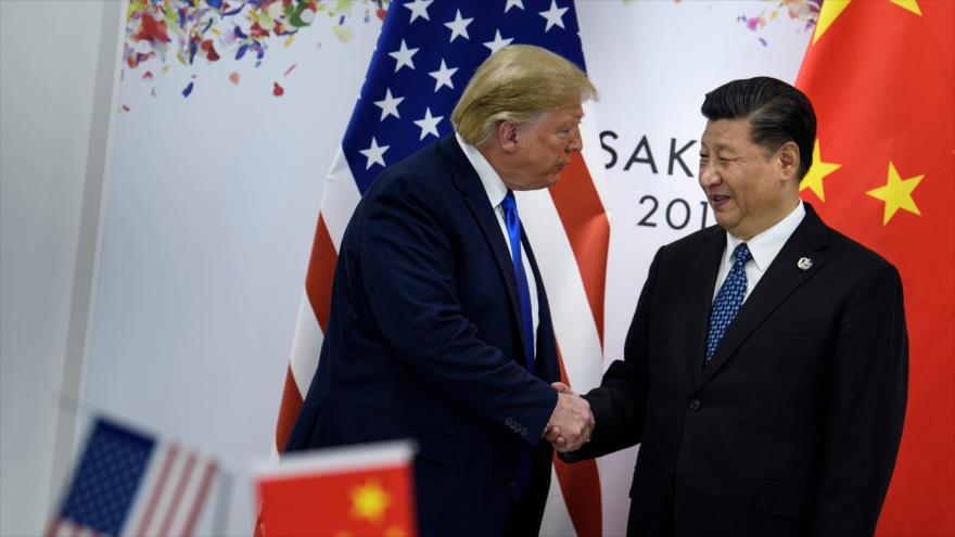 El presidente de EE.UU., Donald Trump (izq.), saluda a su par chino, Xi Jinping, en Osaka (Japón), 29 de junio de 2019. (Foto: AFP)